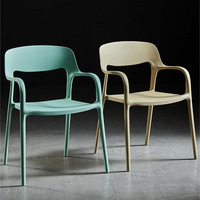 Chaise de salle à manger en plastique de style minimaliste italien/nordique avec accoudoirs épaissis pour adultes, pour la maison et les restaurants