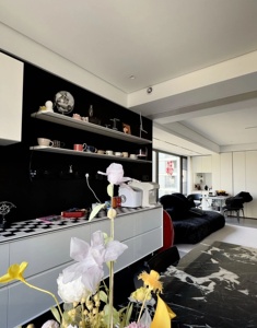 Aparador de Estilo Minimalista con Armarios Colgantes, Estación de Café Integrada, Vitrina Abierta con Estantes Ajustables - Product Image 4