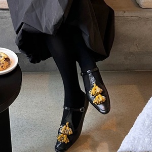 Las últimas Sandalias planas para mujer 2025, Sandalias planas cómodas Vintage con logotipo personalizado, bailarinas con correa en T y zapatos con borlas <span class=keywords><strong>amarillas</strong></span> - Product Image 4