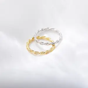 S925 סטרלינג קו כסף סטרלינג טוויסט מתפתל טבעת עיצוב חוש נישה בכירה אור יוקרתי משובץ יהלומים