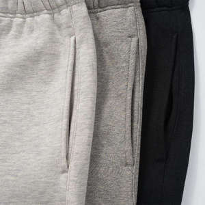Pantalones de chándal oversize sin puños para hombre 2026 SS22 Essentials, de poliéster/algodón, color avena claro, con flocado elástico oscuro. - Product Image 3