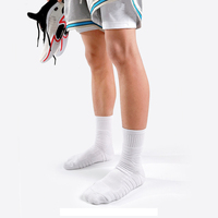 Chaussettes de football en tricot de polyester respirant pour le sport Vente en gros à la mode Chaussettes antidérapantes pour le football avec logo personnalisé pour hommes sportifs