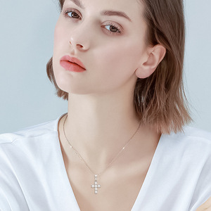 Collar con cruz de moissanita VVS GRA engastada al por mayor, delicado y pequeño, de cobre con relleno de oro de 14K, estilo religioso, joyería para mujer - Product Image 2
