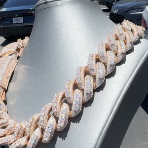 Collar de Cadena de Eslabones Cubanos con Piedras Elevadas en Tres Hileras y Cierre de Mosaico de 28MM en Oro Rosa con Moissanita VVS de Nueva Llegada - Product Image 4