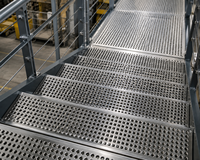 Planche de chantier perforée en acier inoxydable pour échafaudage, plateforme antidérapante industrielle pour projets de construction à Dubaï