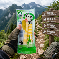 Traditionele Chinese pittige ingelegde bamboescheuten, knapperige hapjes, klein zakje, individueel verpakt