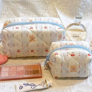 Pochette de maquillage matelassée en coton écologique et recyclable, personnalisée avec imprimé ours pour femme, pour rangement et organisation, avec fermeture éclair - Product Image 2