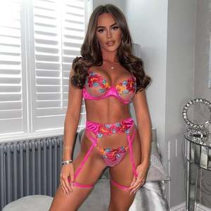 Ensemble de lingerie sexy brodé de fleurs avec soutien-gorge à armatures, porte-jarretelles et string, lingerie mature - Product Image 5