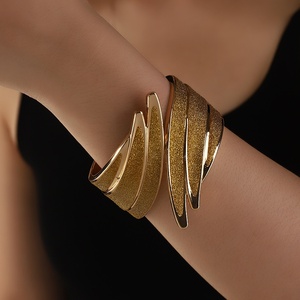 Pulsera Electrochapada con Incrustaciones de Diamantes, Estilo Punk Metálico, con Alas de Ángel Exageradas, Diseño Europeo Americano, Acabado Mate y Brillante - Product Image 2