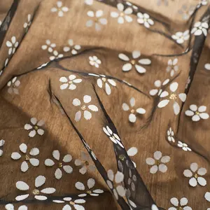 Desain Baru Musim Panas Bunga Pola Peregangan Dirancang Tekstil Cetak Foil Lembut Roll Bolt Tulle Kain untuk Gaun