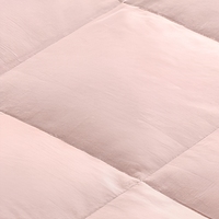 Couette matelassée alternative au duvet rose poudré avec garniture en satin et fibres creuses pour la maison et l'hôtel