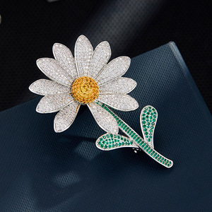 Daisy Brooch Micro Inlaid Zircon Flower Design Women's Party Corsage Zinc Alloy XC07525 - Product Image 1