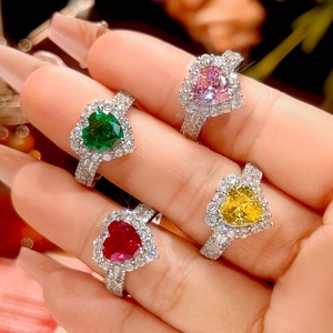 Bague de mariage en cuivre écologique avec zircon vert 8*8MM serti à griffes, plaqué or 18 carats, pour un cadeau romantique - Product Image 3