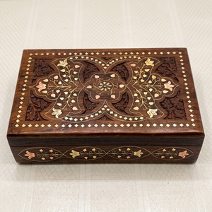 Boîte à bijoux de Noël en bois sculpté, coffret de rangement incrusté avec couvercle à charnière, organisateur de souvenirs floral, coffre décoratif Uttarakhand - Product Image 1