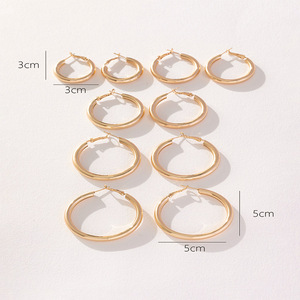 Boucles d'oreilles créoles dorées tendance, grand cercle, design géométrique, pour soirée, en alliage de zinc, fabriquées en Chine - Product Image 2