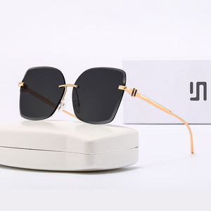 Gafas de sol sin montura a la moda para mujer, lentes moradas degradadas de metal, protección UV400, estilo cuadrado grande - Product Image 3