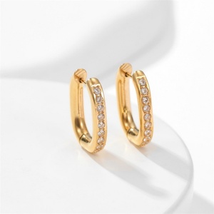 Boucles d'oreilles créoles délicates hypoallergéniques en acier inoxydable plaqué or 18 carats avec zircon pour femme - Product Image 4