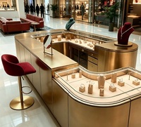 Comptoir de présentation de bijoux incurvé en or champagne de luxe, vitrine en verre haut de gamme pour la vente de bijoux fins avec éclairage LED