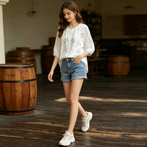 เสื้อยืดผู้หญิงสีขาวปักลายดอกไม้ ผ้าถัก 100% คอตตอน แขนครึ่งตัว ทรงปกติ สวมใส่สบาย คอกลม เหมาะสำหรับฤดูใบไม้ผลิและฤดูร้อน - Product Image 1
