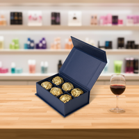 Confezione da sei scatole regalo rettangolari in carta rigida per alimenti, con chiusura magnetica e lamina d'oro, disponibili a magazzino.
