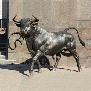 Sculpture personnalisée de taureau en bronze coulé, sculpture de paysage de taureau galopant en bronze debout, bronze coulé - Product Image 1