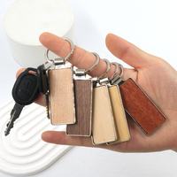 Porte-clés en bois gravé imprimé de haute qualité conçu sur mesure Porte-clés en bois populaire à bas quantité minimale de commande Matériau en métal Porte-clés personnalisé