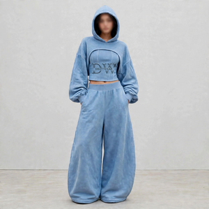 Ensemble survêtement 2 pièces streetwear oversize pour femme avec logo personnalisé sur le devant, comprenant un sweat à capuche court style corset et un pantalon de survêtement large réfléchissant - Product Image 1