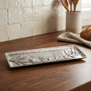 Plato Rectangular de Metal para Servir con Grabado de Rama de Olivo, Diseño Vintage Hecho a Mano - Product Image 1