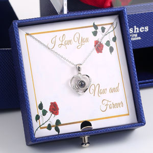 Collana con Proiezione 'Ti Amo' in 100 Lingue per San Valentino, Scatola a Doppia Porta con Rose Conservate e Collana 'Ti Amo' - Product Image 6