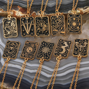 Collar con Colgante de Carta del <span class=keywords><strong>Tarot</strong></span> de Aleación Esmaltada Estilo Pintura al Óleo Atardecer Dorado sobre Fondo Negro, Personalizado a la Moda - Product Image 2