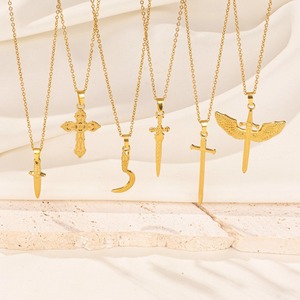 Collier en acier inoxydable 304 doré, motif épée, poignard croisé, sabre ailé, <span class=keywords><strong>médaille</strong></span> de combattant, <span class=keywords><strong>chaîne</strong></span> à maillons, style streetwear unisexe - Product Image 1