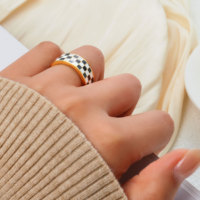 Bague large rétro à motif damier pour femme en acier inoxydable plaqué or 18 carats, tendance, noir et blanc, style audacieux, pour usage quotidien