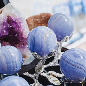 Esfera de Ágata Azul Natural Pulida en Venta, Bola de Cristal de Ágata Azul Natural - Product Image 5