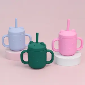 더블 핸들이있는 풍부한 색상의 실리콘 컵 빨대와 뚜껑이있는 곰 모양 sippy 컵