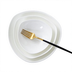 Assiette triangulaire en porcelaine fine de haute qualité, compatible micro-ondes, style chinois, couleur unie, céramique pour hôtel, tendance sur internet - Product Image 1