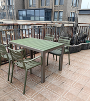 Ensemble de salle à manger d'extérieur moderne vert sauge, grande table et chaises en aluminium pour 8 personnes, mobilier de jardin résistant aux intempéries, terrasse de villa
