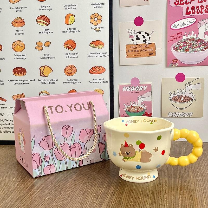 [แก้วมัคกล่องของขวัญสีชมพู] แก้วมัคหูจับลูกปัดลายสัตว์ - หมีสีเหลือง