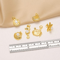 ASJEWELRY Petit pendentif océanique en cuivre plaqué or avec breloques en forme de perle, coquillage, étoile de mer, crabe et zircon cubique, composant pour la fabrication de bijoux chma704