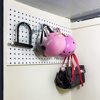 Papan Pegboard Logam yang Dipasang di Dinding untuk Penyimpanan Helm, Pengorganisasian Perlengkapan Motor, dan Sistem Penyimpanan Peralatan Pengendara