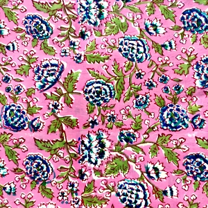 Bloque de mano indio de alta calidad hecho a mano con estampado floral para vestidos acolchados y tela artesanal para niños por yardas a precio al por mayor - Product Image 1