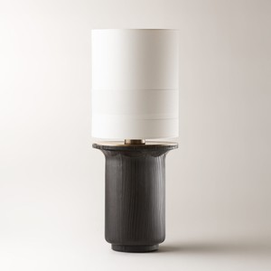 Lampe de table Rimbaud, base en bois foncé, source de lumière LED, ampoule E27, commande par interrupteur, design écologique - Product Image 3