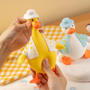 Jouet Squishy Canard Jaune Populaire 8,5/12 cm en TPR, Change de Couleur, Créatif, Anti-Stress, Cadeau pour Enfants de 6 Ans et Plus - Product Image 1
