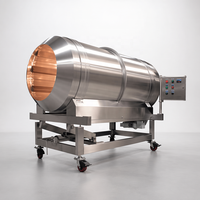 Industriële machine voor het extruderen en drogen van kattenvoer en een productielijn voor de verwerking van kauwsnacks voor honden.