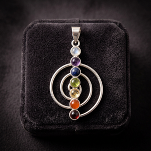 Pendentif Chakra avec sept pierres précieuses en forme de cercle, bijoux gravés et éco-responsables du Gujarat - Product Image 2