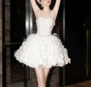 Nouvelle collection 2026, détails de roses blanches, design de niche, robe blanche de cygne, robe de mariée courte de luxe avec <span class=keywords><strong>voile</strong></span> floral - Product Image 2