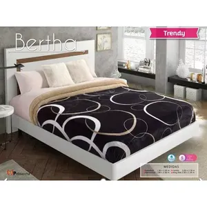 Manta Bertha Negra con Ribete Dorado, Diseño Moderno Rectangular, para Adultos, para Todas las Estaciones, Tejida en Piel de Oveja - Product Image 3