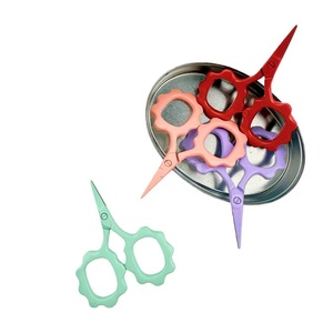 Nouveautés Ciseaux portables simples en acier inoxydable avec broderie colorée, ciseaux floraux minuscules pour la couture - Product Image 5