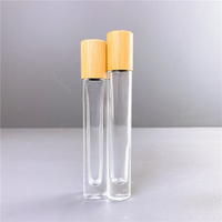Flacon en verre épais de 10 ml avec bouchon en bambou et rouleau en acier métallique pour huiles essentielles