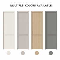 Porte intérieure moderne en PVC gris-beige à panneau rainuré avec cinq lignes horizontales et détail en forme de flèche pour chambre à coucher