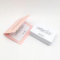 Carte-cadeau en plastique personnalisée CR80 pour les salons de beauté, les spas, les clubs de manucure, avec porte-carte en papier